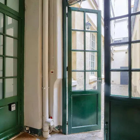 New & Design In The Heart Of Le Marais Paryż